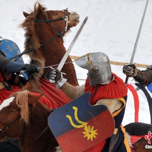 白俄罗斯骑士节重现中世纪武斗场面