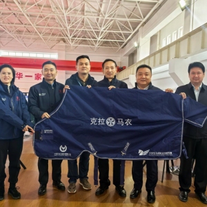 克拉玛依职业技术学院获赠首款"克拉"马衣