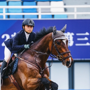 德国骑手Bernd Klein搭档“NINI”夺得杭州（桐庐）国际马术场地障碍赛1.4米资格赛冠军 ...