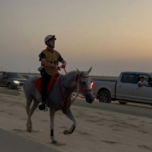 沙漠夜行119公里：中国少年何润庚用意志与尊严点亮亚青赛场 ...