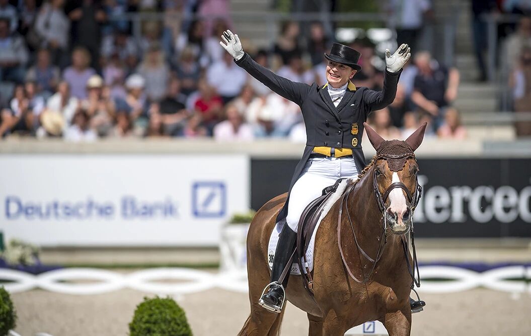 曾经，女性只能侧着骑马；今天，她们站在奥运领奖台